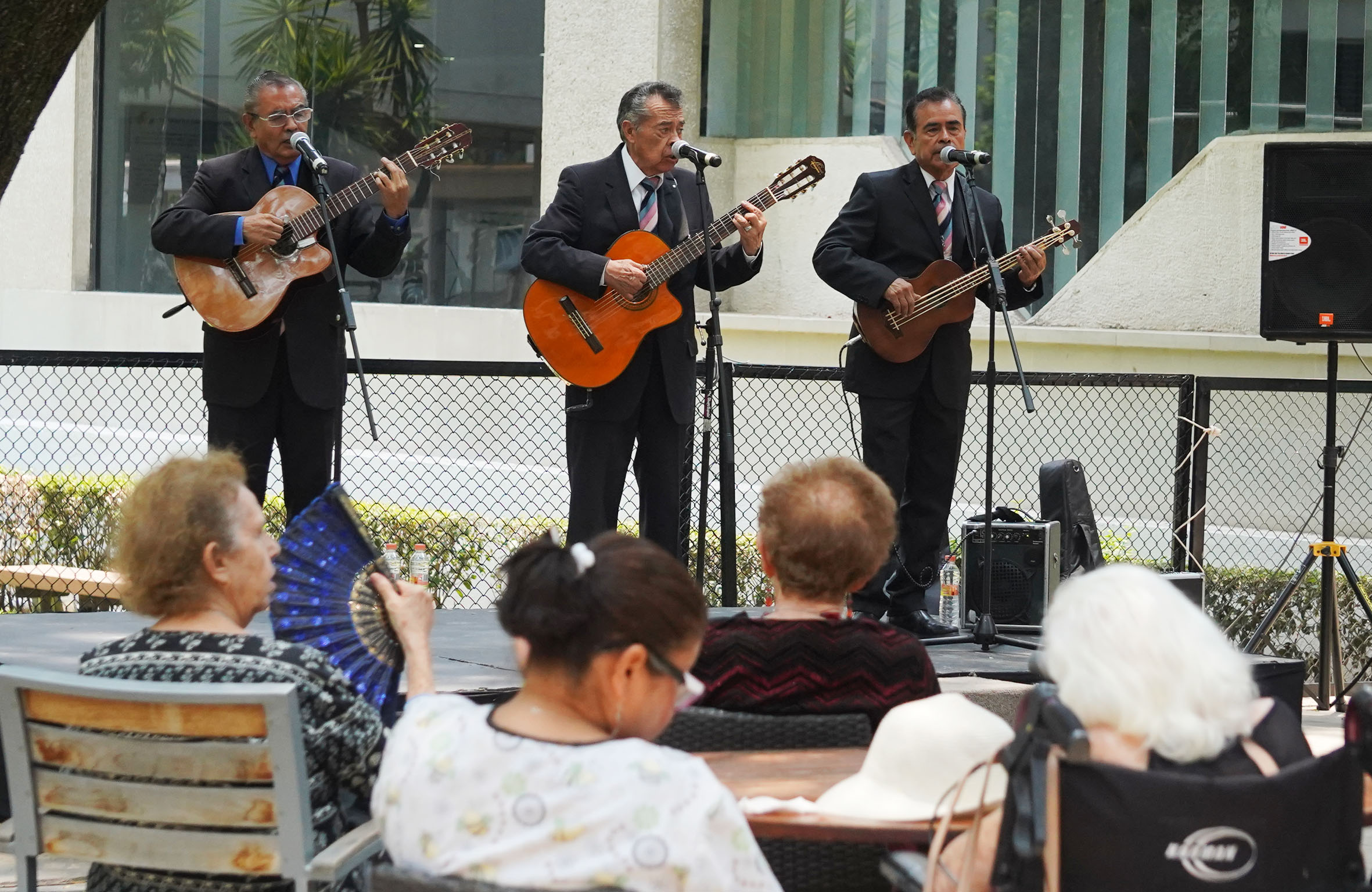 Celebración del Día de las Madres en Club de Oro y Actividades Familiares con el Trío Marfil