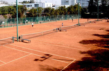 Las canchas de Tenis reciben renovación y mantenimiento Canchas de tenis